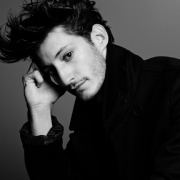 Pierre Niney par Mark Abrahams